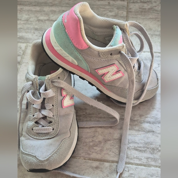 New Balance Kids' Sneakers in Light Gray and Bright Pink - Picture 4 of 7